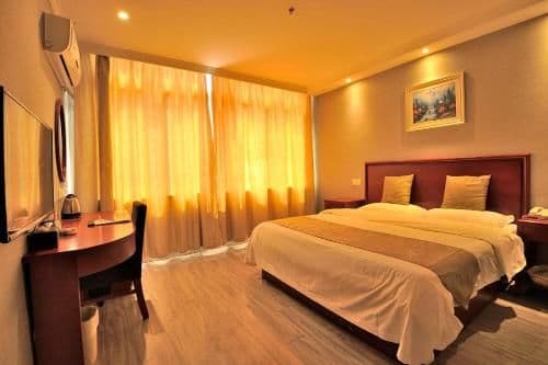 Room with Queen Bed