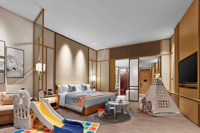 KING LAKE VIEW ROOM