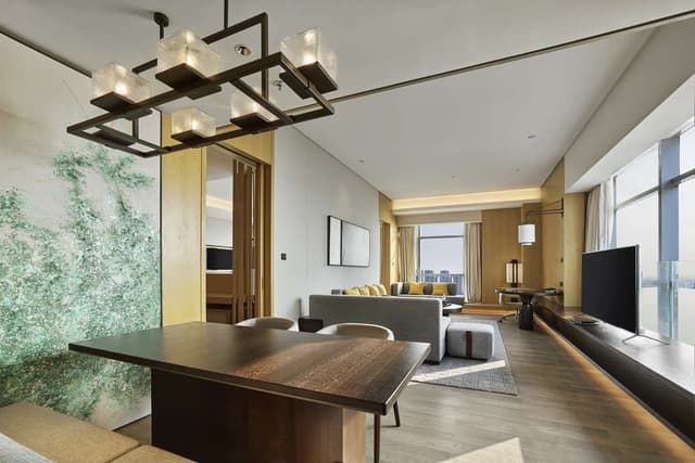 KING DELUXE LAKE VIEW SUITE