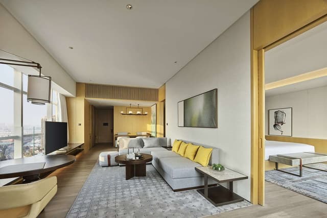 KING DELUXE LAKE VIEW SUITE