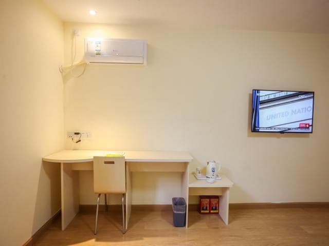 Business Queen Room