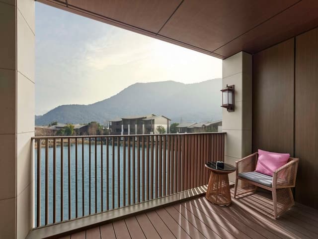 TWIN DELUXE ROOM LAKE VIEW