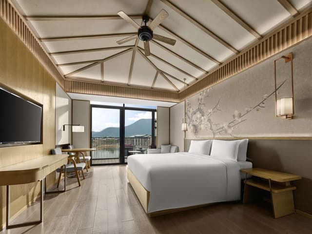 KING DELUXE ROOM LAKE VIEW