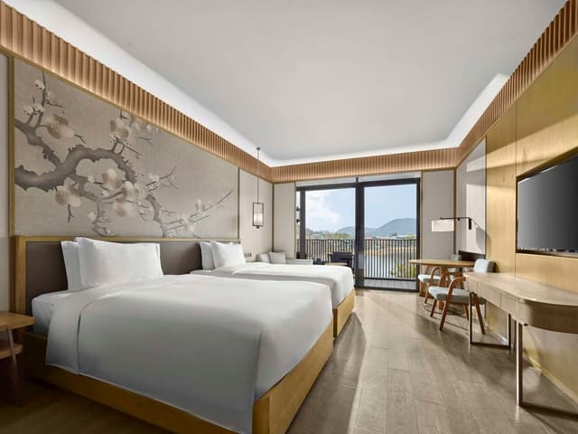 TWIN DELUXE ROOM LAKE VIEW
