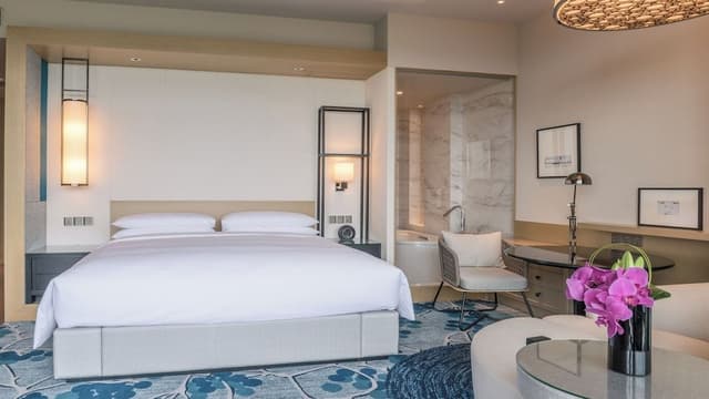 Room, 1 King Bed, Balcony, Lake View (Balcony)