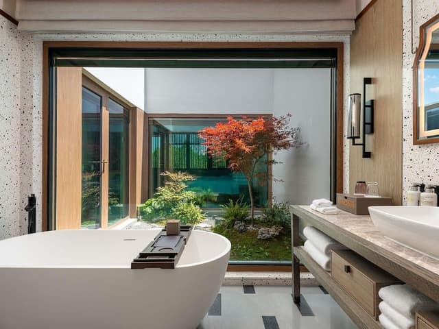 Room, 1 King Bed, Garden View (Courtyard)