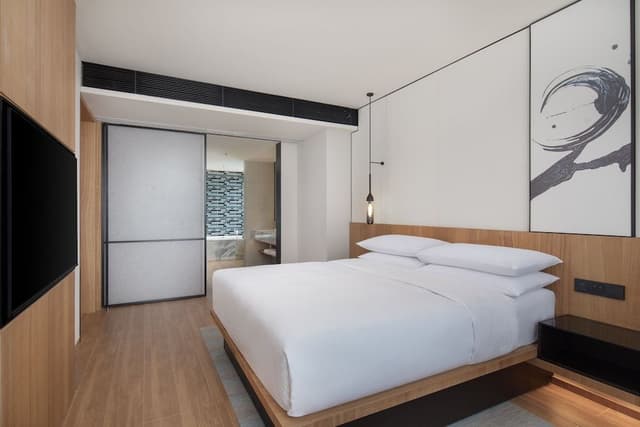 Suite, 1 King Bed, Mountain View