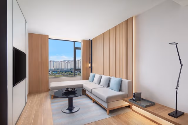 Suite, 1 King Bed, Mountain View