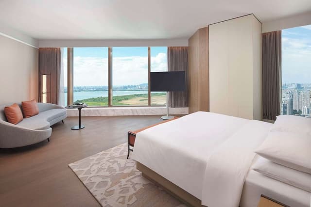 Executive Suite, 1 King Bed, Lake View