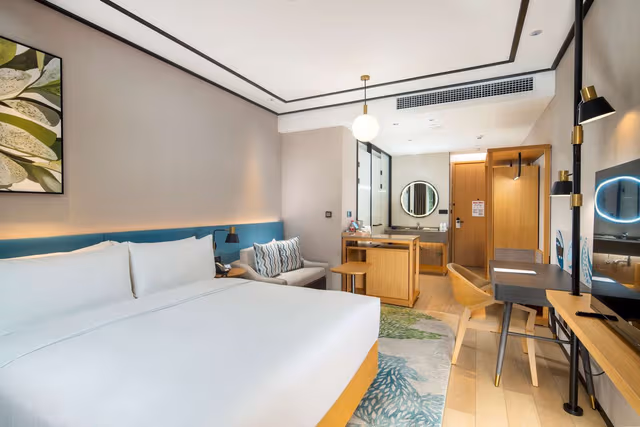 KING GUEST ROOM CITY VIEW