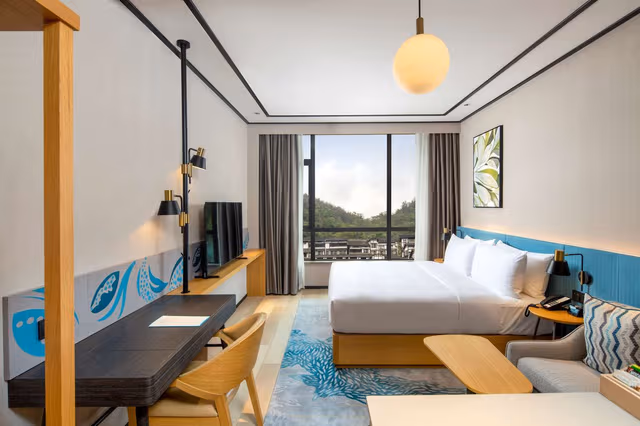 KING GUEST ROOM CITY VIEW