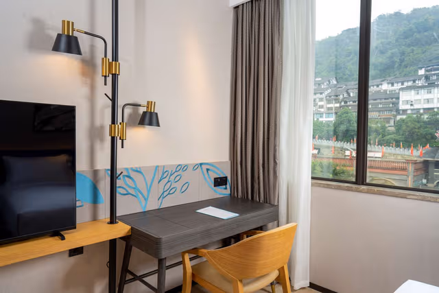 KING GUEST ROOM CITY VIEW