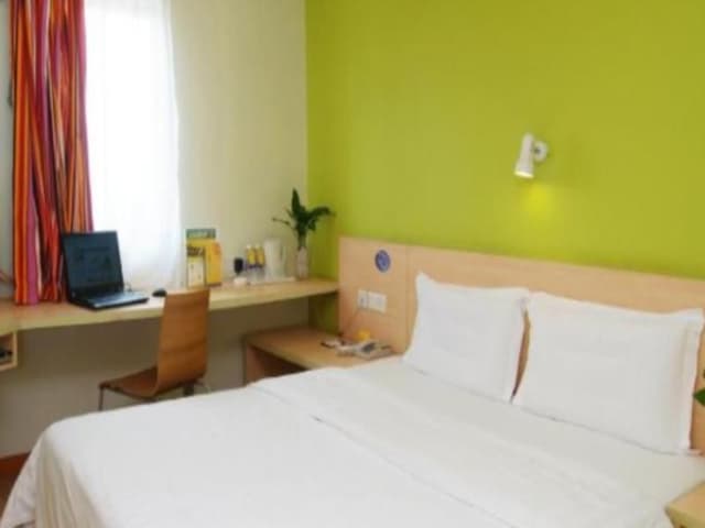 Business Queen Room