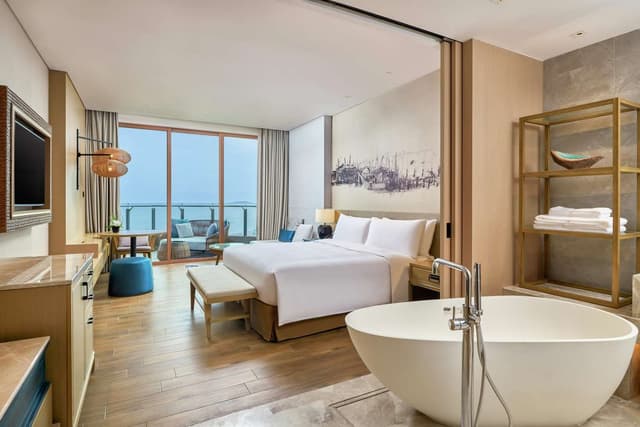 DELUXE SEA VIEW KING ROOM