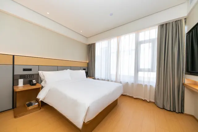 Huazhu - Room With Bed