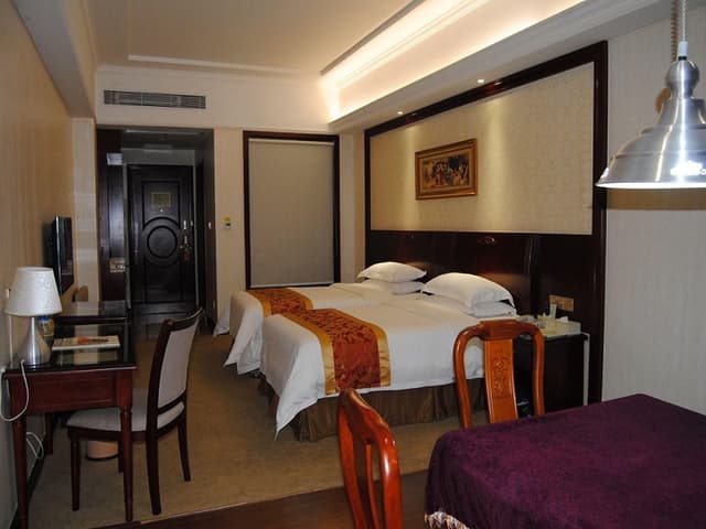 Vienna - Functional Chess Room With Twin Bed