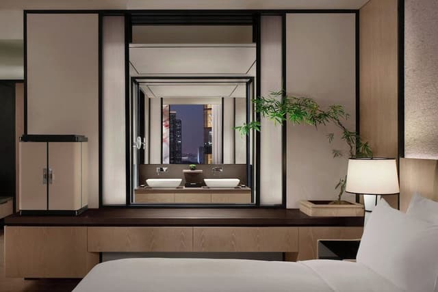 Club Room, City View, King Bed
