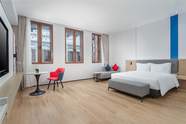 1 King Standard Extra Floor Space