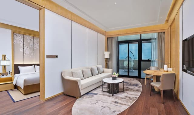 1 King Bed Suite Non-Smoking