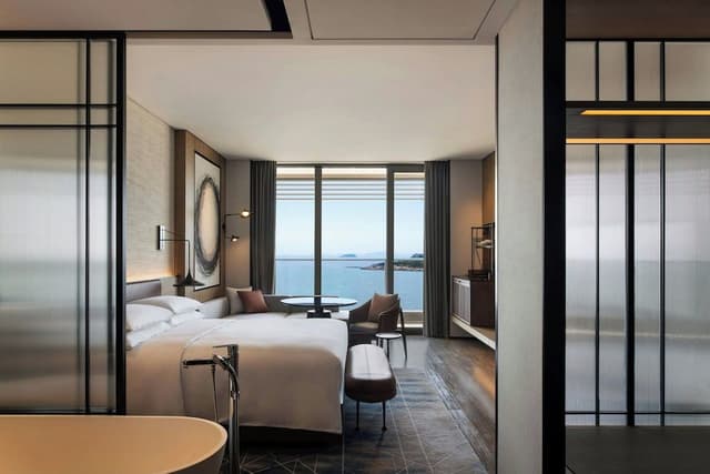 Room, 1 King Bed, Mountain View