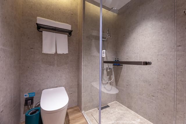 Digital Queen Room