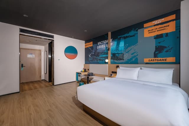 Digital Queen Room