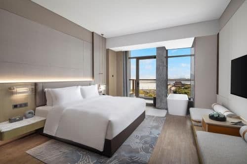 Deluxe Lake View King Room