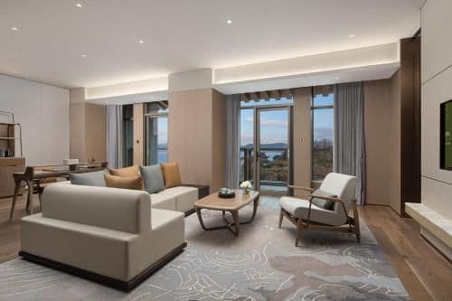 Superior Lake View Suite