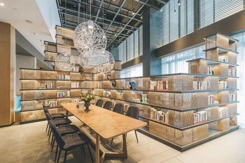 โรงแรมอาทัวร์ หนิงป่อ สานเจียงโข่ว บันด์ บุ๊คสโตร์ (Atour Hotel Ningbo Sanjiangkou Bund Bookstore)0
