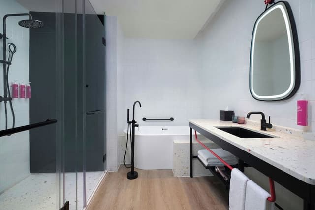 Room, 1 King Bed, River View