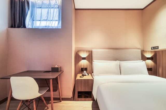 Huazhu - Room With Bed