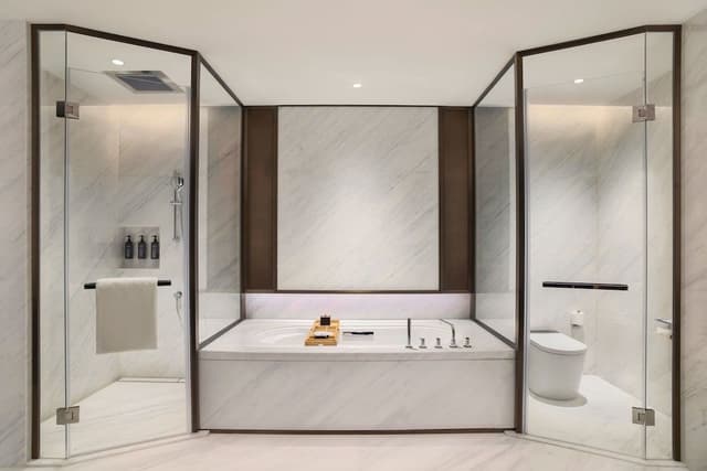 Executive Suite, 1 King Bed, Lake View