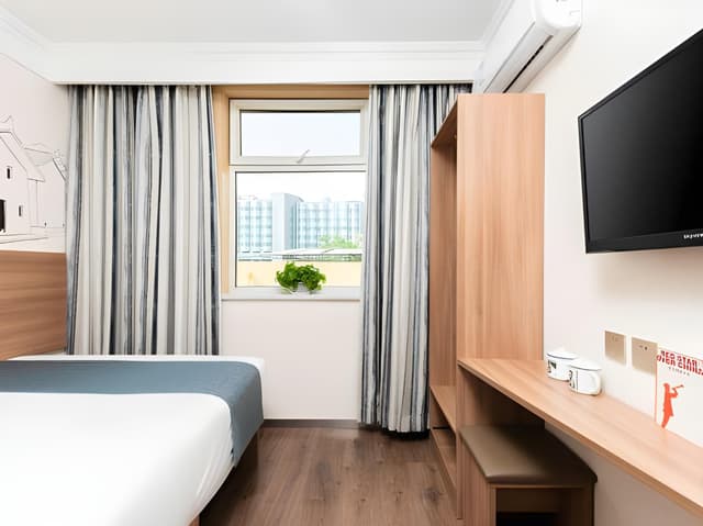 Business Queen Room
