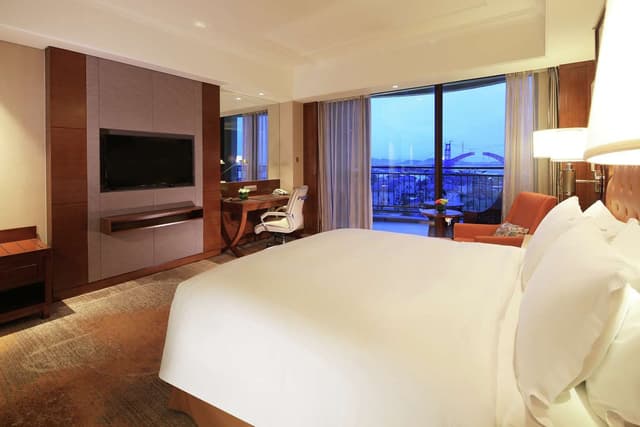 KING GUEST ROOM - BALCONY