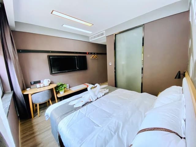 Business Queen Room