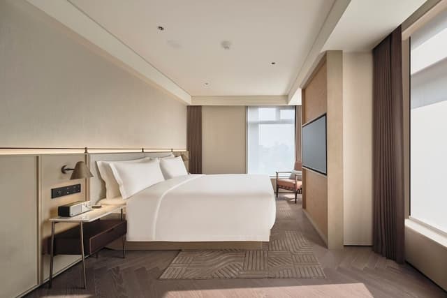 Deluxe Suite, 2 Bedrooms, Club Lounge Access, City View