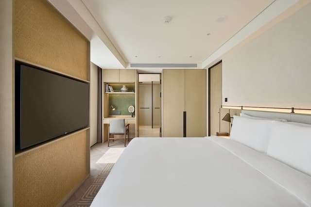 Deluxe Suite, 2 Bedrooms, Club Lounge Access, City View