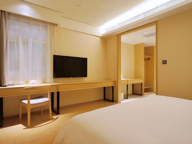 Superior Room (Queen bed)