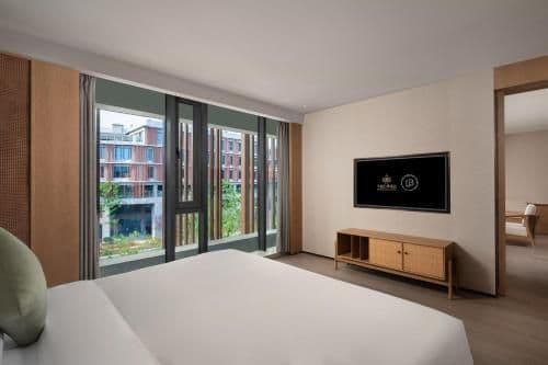 Collection Suite with 1 King Bed