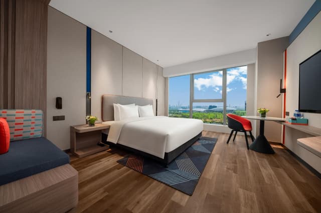 1 King Bed Accessible