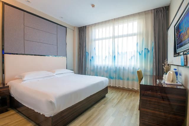 Huazhu - Room With Bed