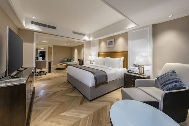 Business Suite, 1 King Bed, Non Smoking