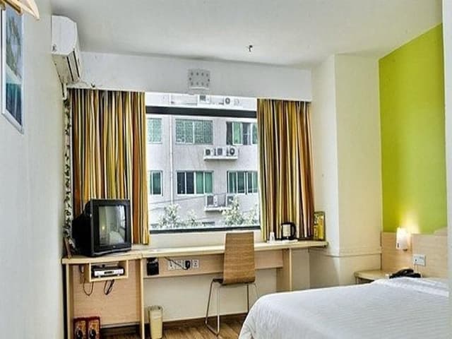 Business Queen Room