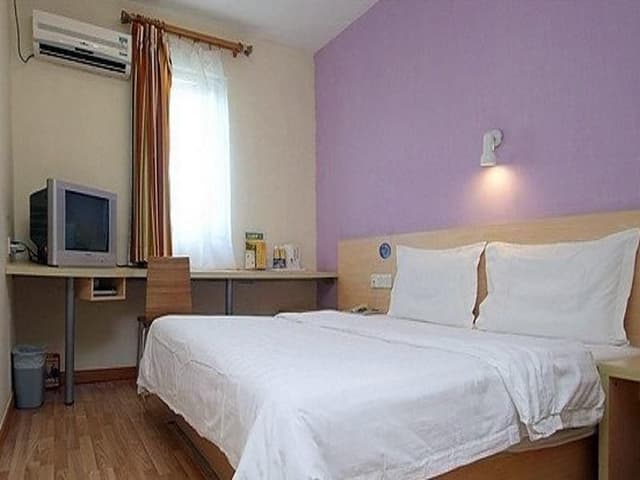 Business Queen Room