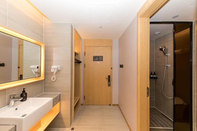 Huazhu - Destress Superior Bed Room