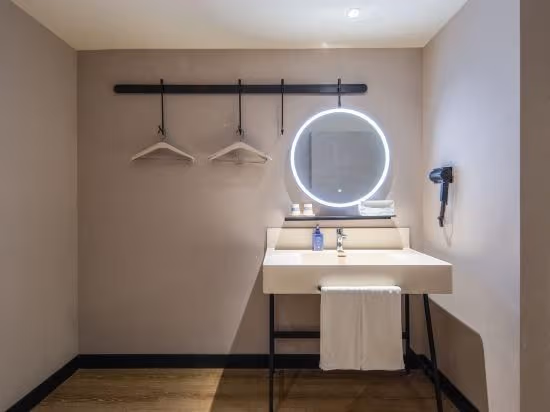Business Queen Room