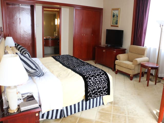 Deluxe Queen Suite