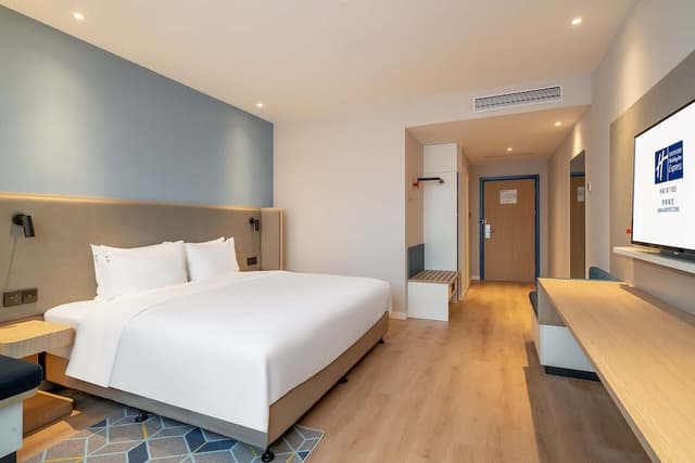 Standard Room, 1 King Bed (Extra Floor Space)