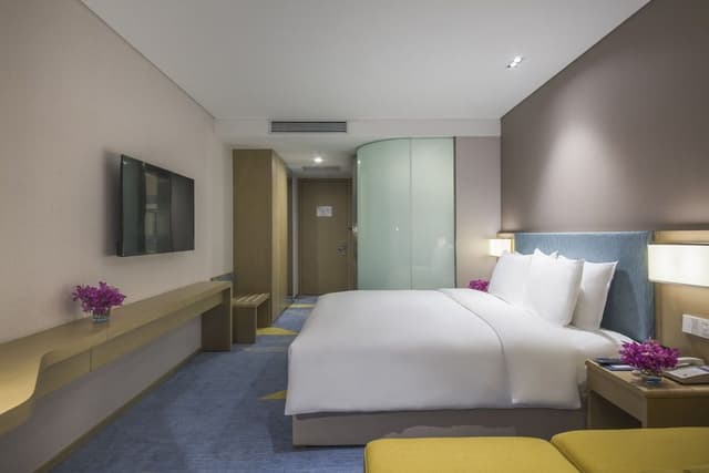 Standard Room, 1 King Bed, City View