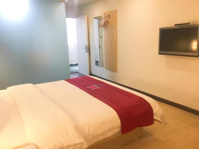 Business Queen Room